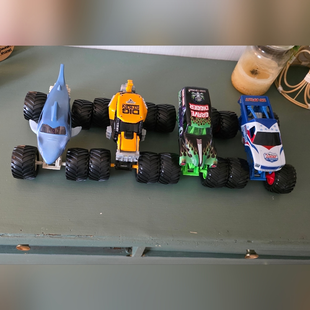 Set Of 4 Monster Jam 1:24 Trucks